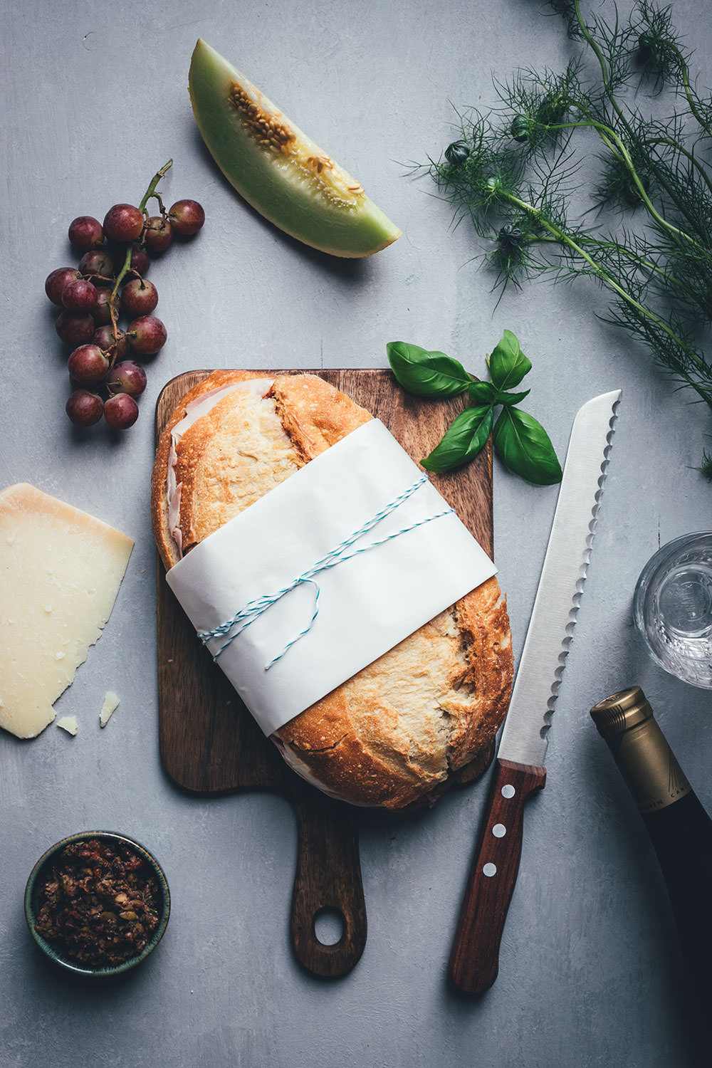 Rezept für italienisches Sandwich "Muffuletta Style" zum Picknick wie in Italien | gepresstes Weißbrot mit einer Füllung aus Oliven-Tapenade, Prosciutto Cotto, Salame Milanese, Provolone, Mozzarella und gegrillter Paprika | moeyskitchen.com #sandwich #panini #picknick #italienisch #muffuletta #brot #worlpicknickday #belegtesbrot #schnittchen #rezepte #foodblogger