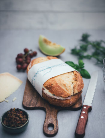 Rezept für italienisches Sandwich "Muffuletta Style" zum Picknick wie in Italien | gepresstes Weißbrot mit einer Füllung aus Oliven-Tapenade, Prosciutto Cotto, Salame Milanese, Provolone, Mozzarella und gegrillter Paprika | moeyskitchen.com #sandwich #panini #picknick #italienisch #muffuletta #brot #worlpicknickday #belegtesbrot #schnittchen #rezepte #foodblogger