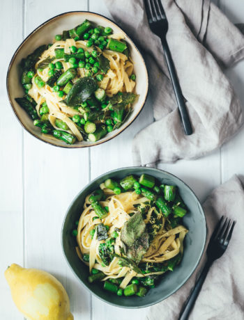 Rezept für frische Pasta mit grünem Spargel, Erbsen und Salbei-Butter | perfekt für die schnelle und vegetarische Feierabend-Küche | moeyskitchen.com #pasta #spargel #grünerspargel #erbsen #salbei #butter #salbeibutter #feierabendküche #schnelleküche #rezepte #foodblogger #spargelrezepte