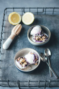 Rezept für Blueberry Cheesecake Ice Cream – Blaubeer-Käsekuchen-Eis | super einfaches Rezept für ein unglaublich leckeres Eis - funktioniert mit und ohne Eismaschine | moeyskitchen.com #eis #eiscreme #icecream #heidelbeeren #blaubeeren #blueberries #cheesecake #käsekuchen #sommerrezept #foodblogger #rezepte #streusel #eismaschine