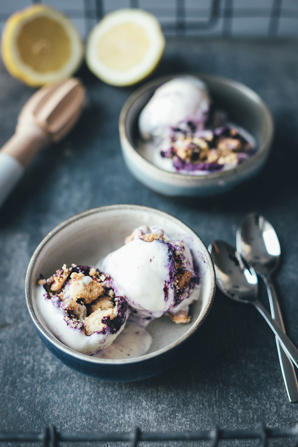 Rezept für Blueberry Cheesecake Ice Cream – Blaubeer-Käsekuchen-Eis | super einfaches Rezept für ein unglaublich leckeres Eis - funktioniert mit und ohne Eismaschine | moeyskitchen.com #eis #eiscreme #icecream #heidelbeeren #blaubeeren #blueberries #cheesecake #käsekuchen #sommerrezept #foodblogger #rezepte #streusel #eismaschine