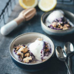 Rezept für Blueberry Cheesecake Ice Cream – Blaubeer-Käsekuchen-Eis | super einfaches Rezept für ein unglaublich leckeres Eis - funktioniert mit und ohne Eismaschine | moeyskitchen.com #eis #eiscreme #icecream #heidelbeeren #blaubeeren #blueberries #cheesecake #käsekuchen #sommerrezept #foodblogger #rezepte #streusel #eismaschine
