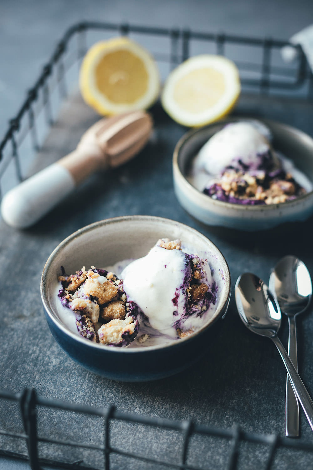 Rezept für Blueberry Cheesecake Ice Cream – Blaubeer-Käsekuchen-Eis | super einfaches Rezept für ein unglaublich leckeres Eis - funktioniert mit und ohne Eismaschine | moeyskitchen.com #eis #eiscreme #icecream #heidelbeeren #blaubeeren #blueberries #cheesecake #käsekuchen #sommerrezept #foodblogger #rezepte #streusel #eismaschine