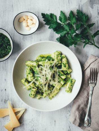 Rezept für frische Rigatoni und spanisches Pesto mit Petersilie, Mandeln und Manchego | leckere Pasta mit frisch gemachten Nudeln und würzigem Pesto | moeyskitchen.com #rezepte #foodblogger #pasta #nudeln #pesto #homemade #manchego #spanisch #kochen #sauce #pastasauce #nudelsauce