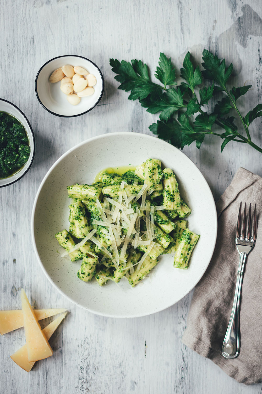 Rezept für frische Rigatoni und spanisches Pesto mit Petersilie, Mandeln und Manchego | leckere Pasta mit frisch gemachten Nudeln und würzigem Pesto | moeyskitchen.com #rezepte #foodblogger #pasta #nudeln #pesto #homemade #manchego #spanisch #kochen #sauce #pastasauce #nudelsauce