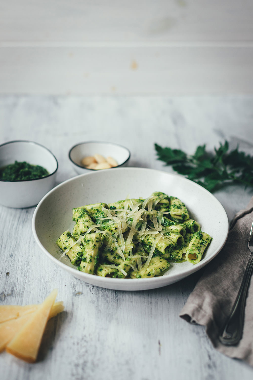 Rezept für frische Rigatoni und spanisches Pesto mit Petersilie, Mandeln und Manchego | leckere Pasta mit frisch gemachten Nudeln und würzigem Pesto | moeyskitchen.com #rezepte #foodblogger #pasta #nudeln #pesto #homemade #manchego #spanisch #kochen #sauce #pastasauce #nudelsauce