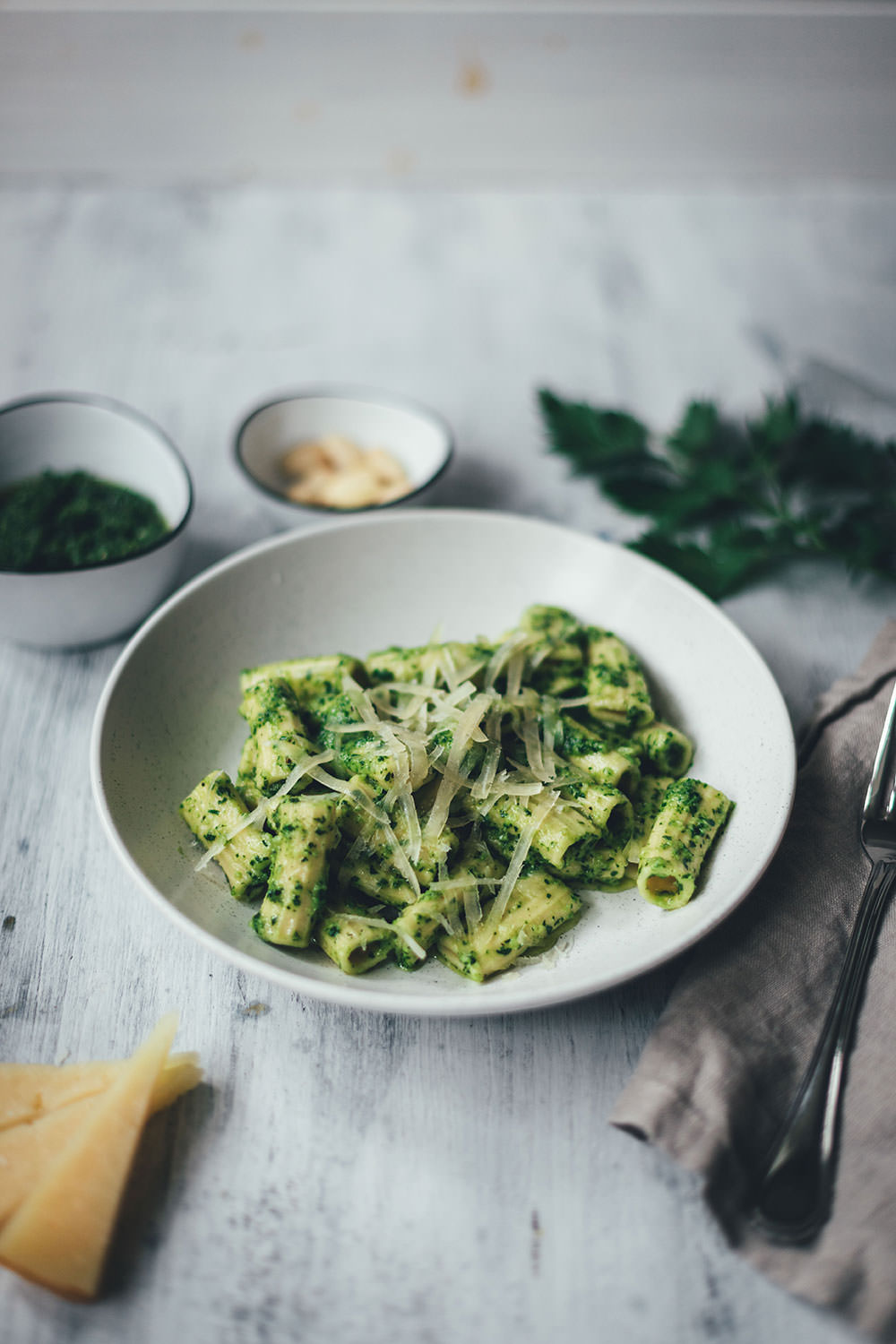 Rezept für frische Rigatoni und spanisches Pesto mit Petersilie, Mandeln und Manchego | leckere Pasta mit frisch gemachten Nudeln und würzigem Pesto | moeyskitchen.com #rezepte #foodblogger #pasta #nudeln #pesto #homemade #manchego #spanisch #kochen #sauce #pastasauce #nudelsauce