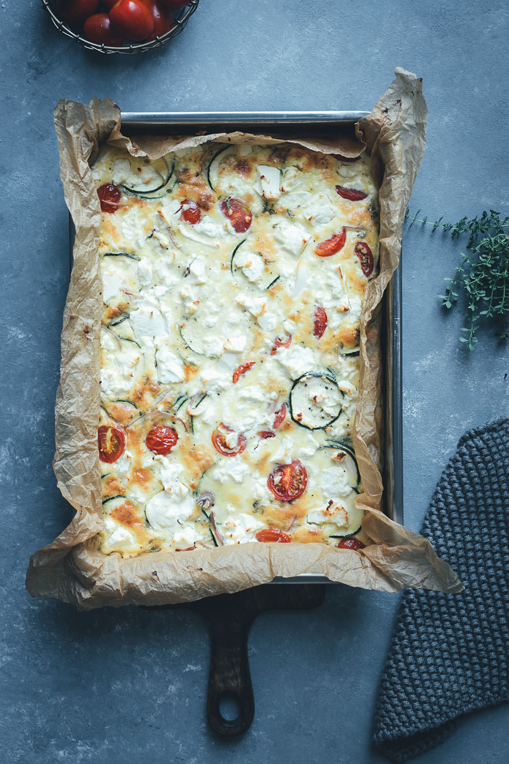 Rezept für Sommer-Frittata mit Zucchini, Tomaten und Feta | perfekt für die schnelle Feierabendküche im Sommer | moeyskitchen.com #frittata #omelette #quiche #sommerrezept #rezept #kochen #lowcarb #lunch #dinner #mealprep