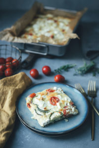 Rezept für Sommer-Frittata mit Zucchini, Tomaten und Feta | perfekt für die schnelle Feierabendküche im Sommer | moeyskitchen.com #frittata #omelette #quiche #sommerrezept #rezept #kochen #lowcarb #lunch #dinner #mealprep