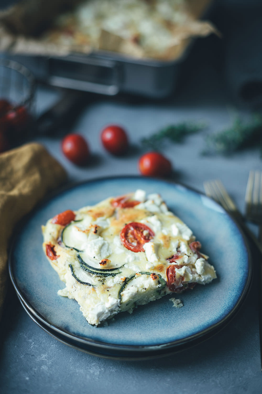 Rezept für Sommer-Frittata mit Zucchini, Tomaten und Feta | perfekt für die schnelle Feierabendküche im Sommer | moeyskitchen.com #frittata #omelette #quiche #sommerrezept #rezept #kochen #lowcarb #lunch #dinner #mealprep