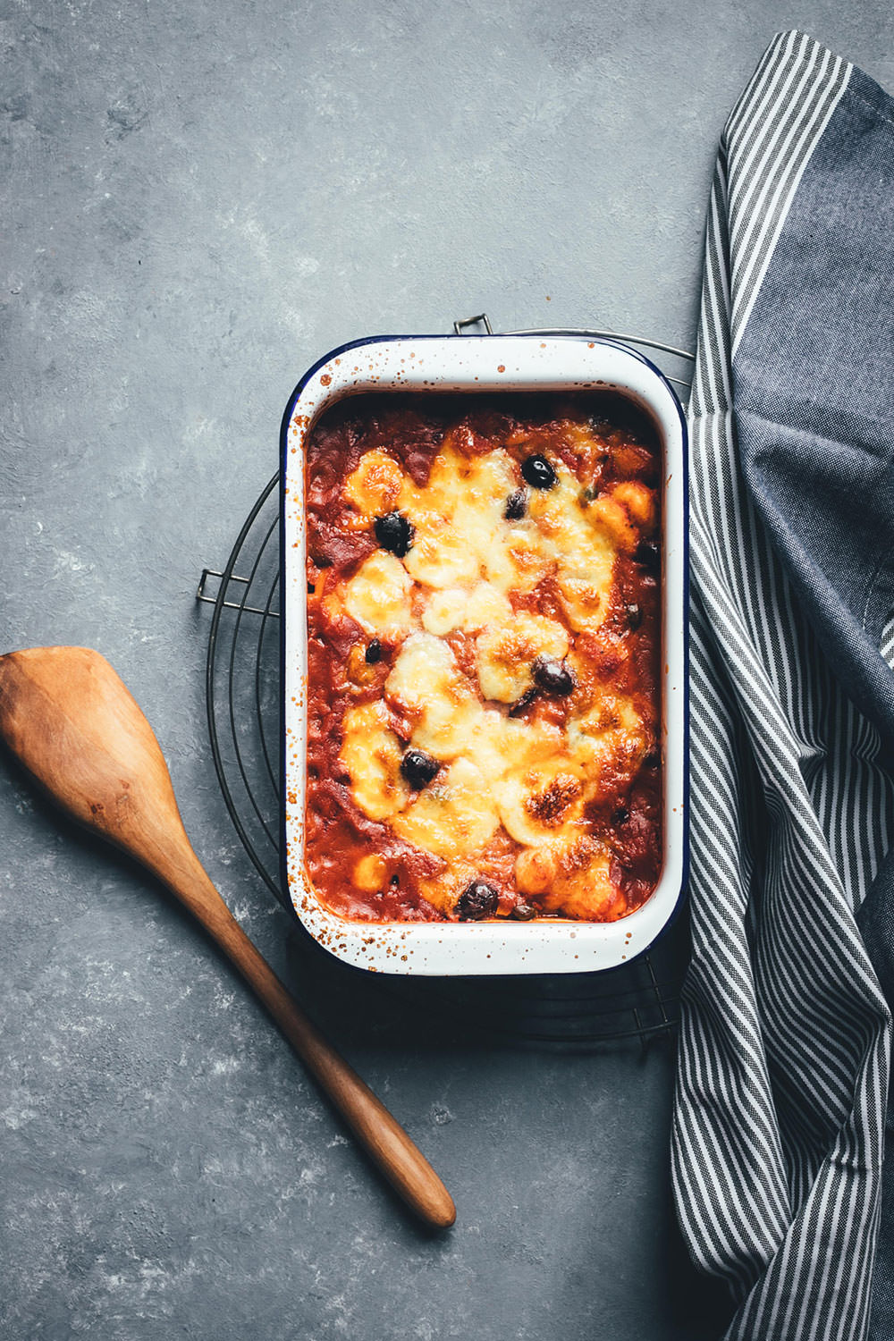 Rezept für überbackene Gnocchi alla puttanesca | Der Pasta-Klassiker mit Gnocchi neu interpretiert und im Ofen mit Mozzarella überbacken | moeyskitchen.com #gnocchi #allaputtanesca #mozzarella #italienischkochen #italienischeküche #rezepte #foodblogger