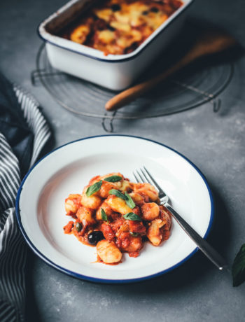 Rezept für überbackene Gnocchi alla puttanesca | Der Pasta-Klassiker mit Gnocchi neu interpretiert und im Ofen mit Mozzarella überbacken | moeyskitchen.com #gnocchi #allaputtanesca #mozzarella #italienischkochen #italienischeküche #rezepte #foodblogger