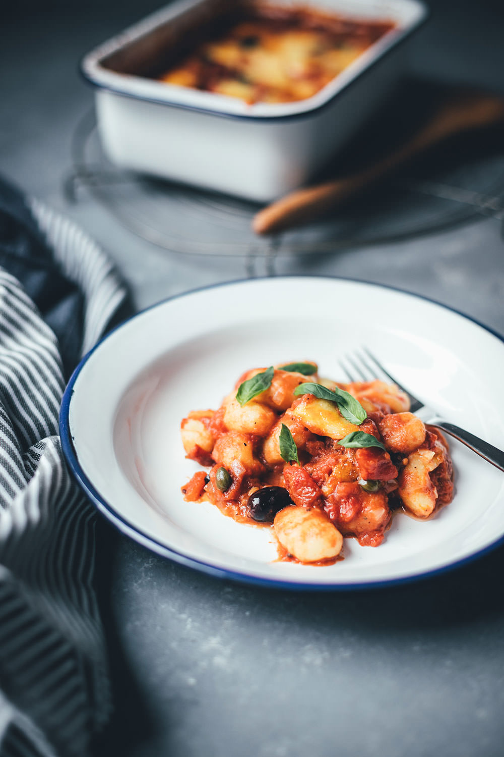 Rezept für überbackene Gnocchi alla puttanesca | Der Pasta-Klassiker mit Gnocchi neu interpretiert und im Ofen mit Mozzarella überbacken | moeyskitchen.com #gnocchi #allaputtanesca #mozzarella #italienischkochen #italienischeküche #rezepte #foodblogger