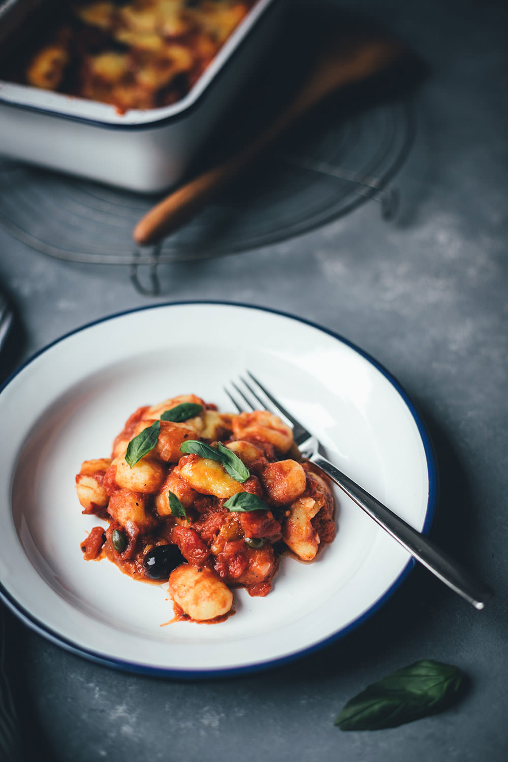 Rezept für überbackene Gnocchi alla puttanesca | Der Pasta-Klassiker mit Gnocchi neu interpretiert und im Ofen mit Mozzarella überbacken | moeyskitchen.com #gnocchi #allaputtanesca #mozzarella #italienischkochen #italienischeküche #rezepte #foodblogger