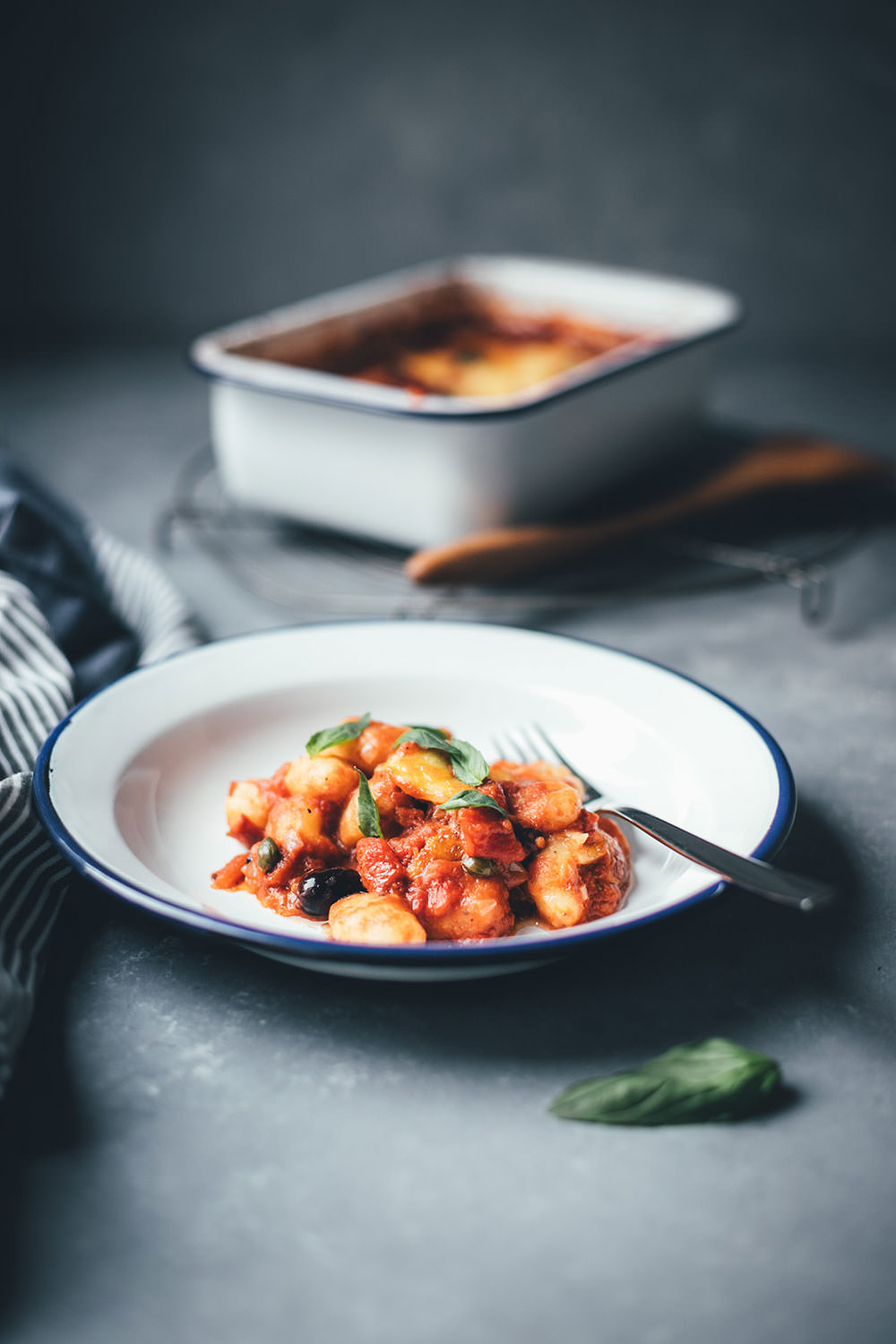 Rezept für überbackene Gnocchi alla puttanesca | Der Pasta-Klassiker mit Gnocchi neu interpretiert und im Ofen mit Mozzarella überbacken | moeyskitchen.com #gnocchi #allaputtanesca #mozzarella #italienischkochen #italienischeküche #rezepte #foodblogger