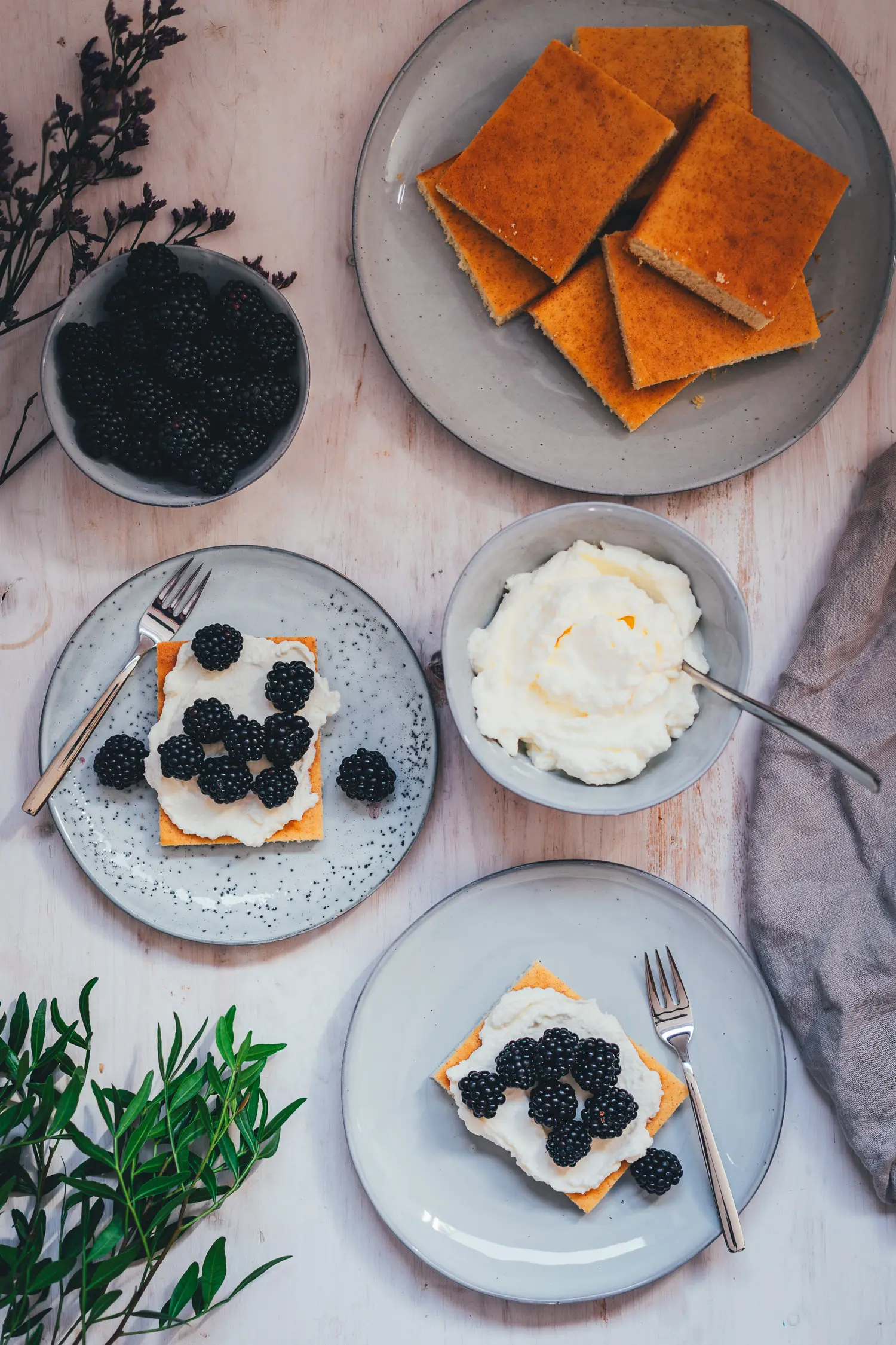 Sommerliche Kaffeetafel mit Hot Milk Sponge Cake, Brombeeren und Mascarpone-Creme, bei der sich jeder sein Stück selbst zusammenstellt.
