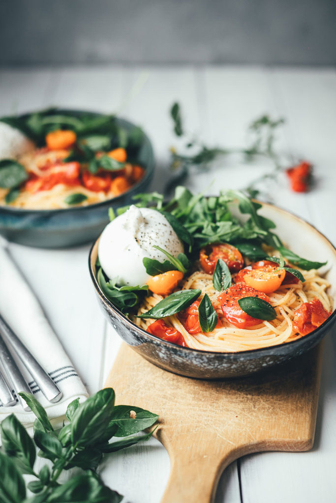 Sommer-Pasta mit geschmorten Tomaten und Burrata - moey's kitchen foodblog