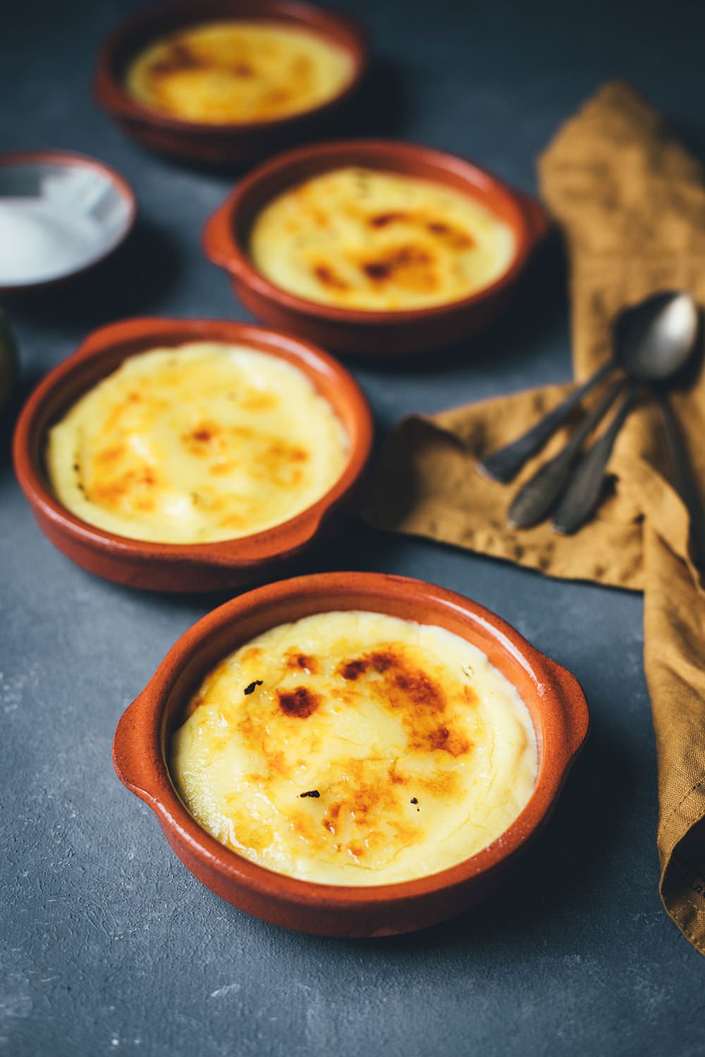 Rezept für Crema catalana - katalanische Creme | ein typisch spanisches Dessert | zubereitet mit dem Thermomix® TM6 - inklusive Produktvorstellung | außerdem mit Rezept zur Zubereitung im Topf auf dem Herd | moeyskitchen.com #cremacatalana #katalanischecreme #creme #dessert #spanisch #thermomix #tm6 #tm5 #tm31 #thermomixrezepte #rezepte #foodblogger #nachtisch