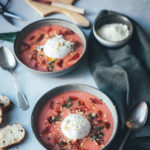 Rezept für kalte Tomatensuppe im Stil einer spanischen Salmorejo, einer Abwandlung der klassischen Gazpacho | serviert mit Burrata, gerösteten gemahlenen Mandeln und Serranoschinken-Chips | moeyskitchen.com #rezepte #foodblogger #tomaten #burrata #gazpacho #salmorejo #gazpacho #gaspacho #serranoschinken #mandeln