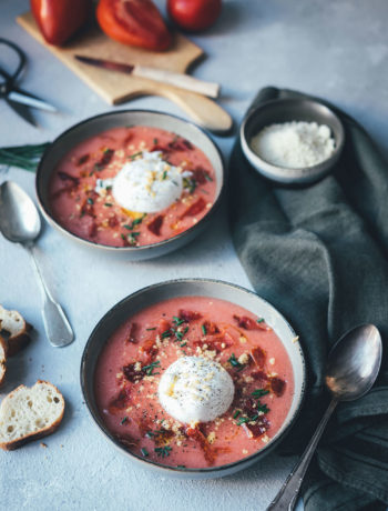 Rezept für kalte Tomatensuppe im Stil einer spanischen Salmorejo, einer Abwandlung der klassischen Gazpacho | serviert mit Burrata, gerösteten gemahlenen Mandeln und Serranoschinken-Chips | moeyskitchen.com #rezepte #foodblogger #tomaten #burrata #gazpacho #salmorejo #gazpacho #gaspacho #serranoschinken #mandeln