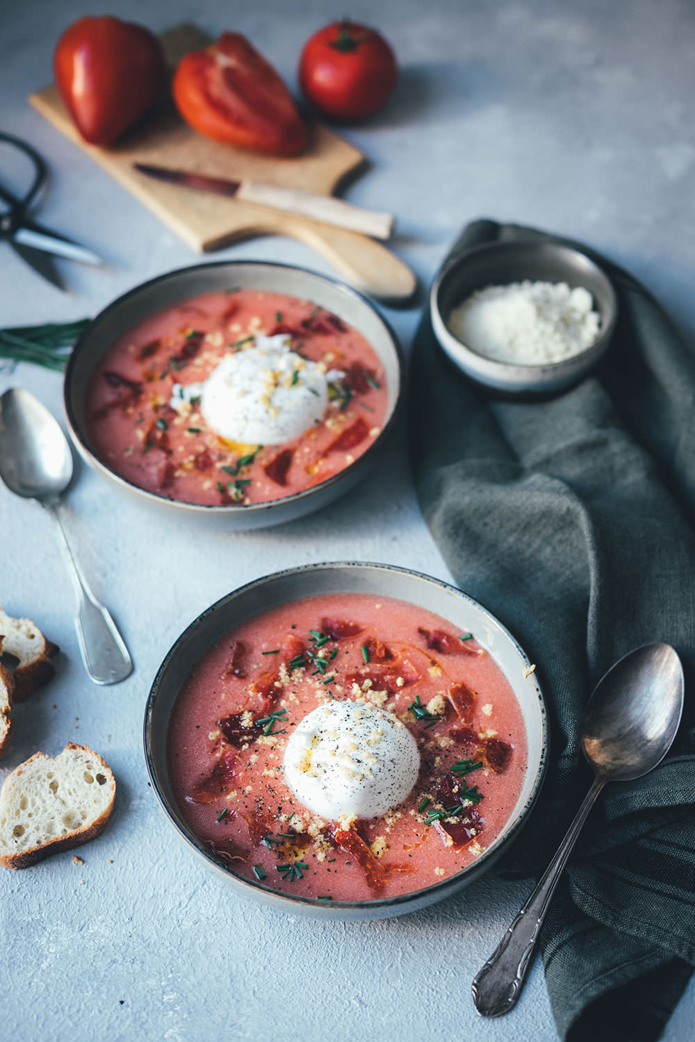 Kalte Tomatensuppe Salmorejo Style mit Burrata, Mandeln und ...