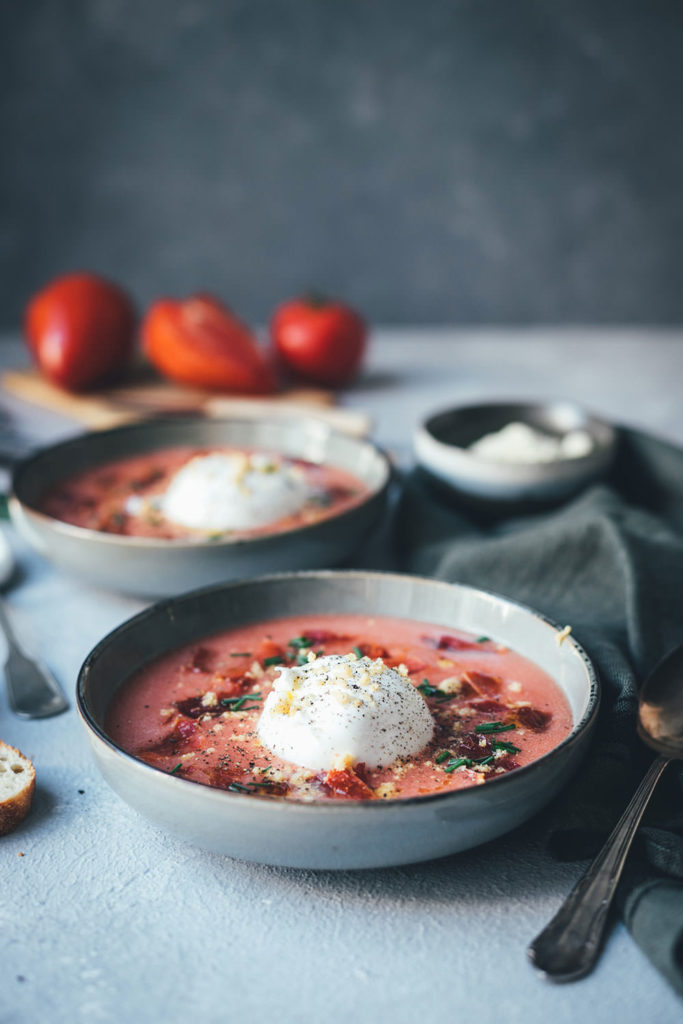Kalte Tomatensuppe Salmorejo Style mit Burrata, Mandeln und ...