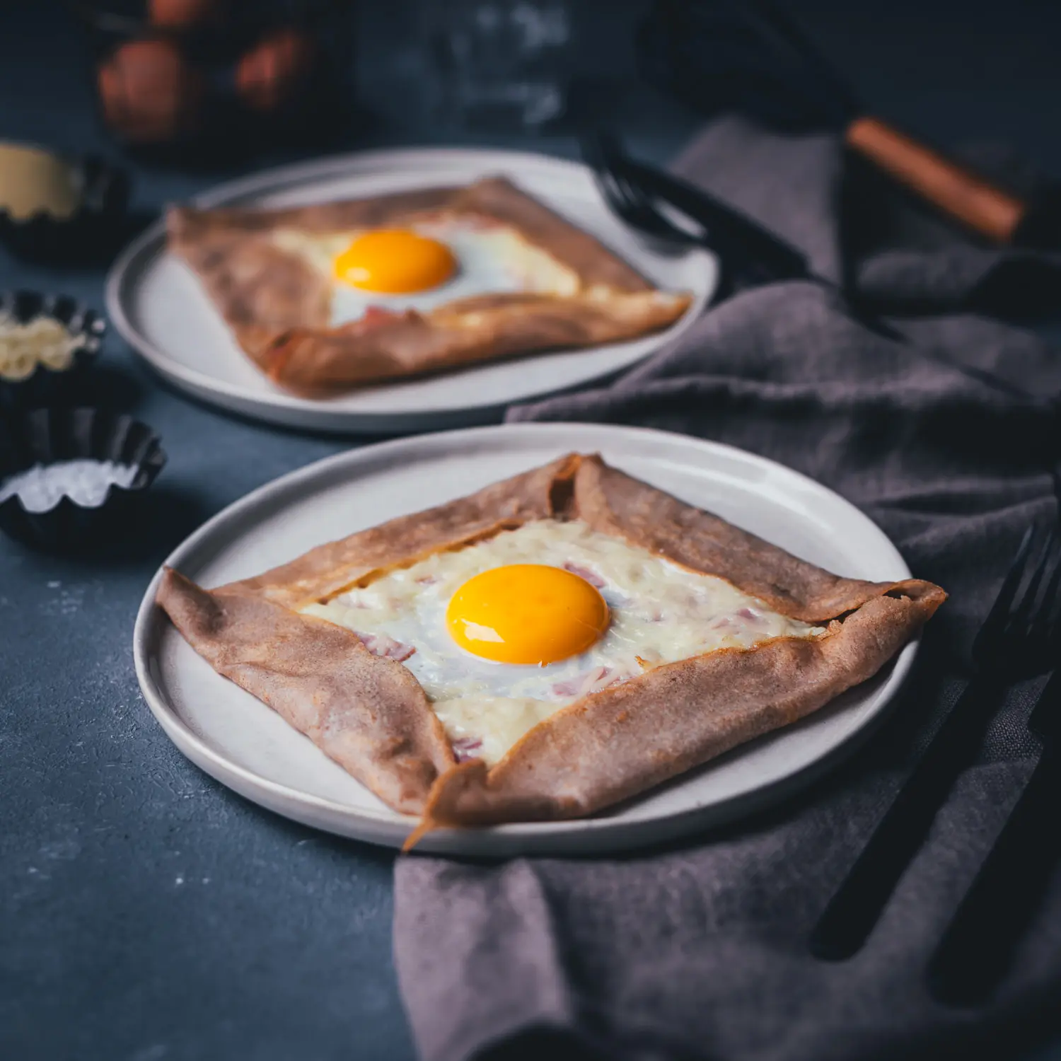 Nahaufnahme von Galettes Complètes – bretonischen Buchweizenpfannkuchen. Französischer Klassiker, gefüllt mit Schinken, Käse und Ei.
