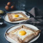 Rezept für klassische Galettes, wie man sie aus der Bretagne kennt. Galette Complète ist ein bretonischer Buchweizenpfannkuchen, der mit Kochschinken, geriebenem Emmentaler und einem Spiegelei serviert wird | moeyskitchen.com #galette #galettes #buchweizenpfannkuchen #rezepte #galettecomplete #französischeküche #foodblogger #bretagne #crepe