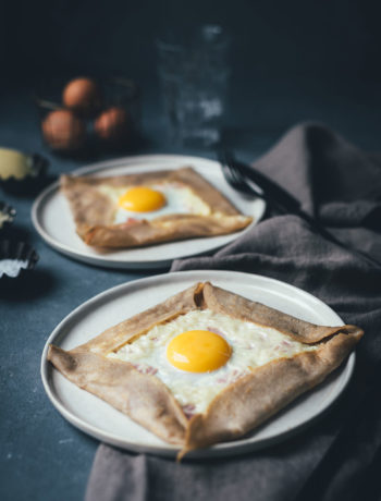 Rezept für klassische Galettes, wie man sie aus der Bretagne kennt. Galette Complète ist ein bretonischer Buchweizenpfannkuchen, der mit Kochschinken, geriebenem Emmentaler und einem Spiegelei serviert wird | moeyskitchen.com #galette #galettes #buchweizenpfannkuchen #rezepte #galettecomplete #französischeküche #foodblogger #bretagne #crepe