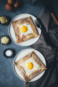 Rezept für klassische Galettes, wie man sie aus der Bretagne kennt. Galette Complète ist ein bretonischer Buchweizenpfannkuchen, der mit Kochschinken, geriebenem Emmentaler und einem Spiegelei serviert wird | moeyskitchen.com #galette #galettes #buchweizenpfannkuchen #rezepte #galettecomplete #französischeküche #foodblogger #bretagne #crepe