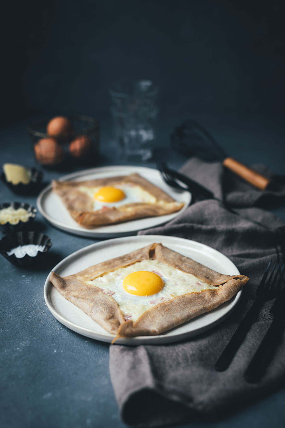 Rezept für klassische Galettes, wie man sie aus der Bretagne kennt. Galette Complète ist ein bretonischer Buchweizenpfannkuchen, der mit Kochschinken, geriebenem Emmentaler und einem Spiegelei serviert wird | moeyskitchen.com #galette #galettes #buchweizenpfannkuchen #rezepte #galettecomplete #französischeküche #foodblogger #bretagne #crepe