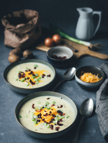 Rezept für deftige Kartoffelsuppe mit Bacon und Cheddar | Loaded Baked Potato Soup | moeyskitchen.com #kartoffelsuppe #suppe #herbstsuppe #rezepte #foodblogger #herbstrezepte #suppenrezepte #herbst #potatosoup #bacon #cheddar