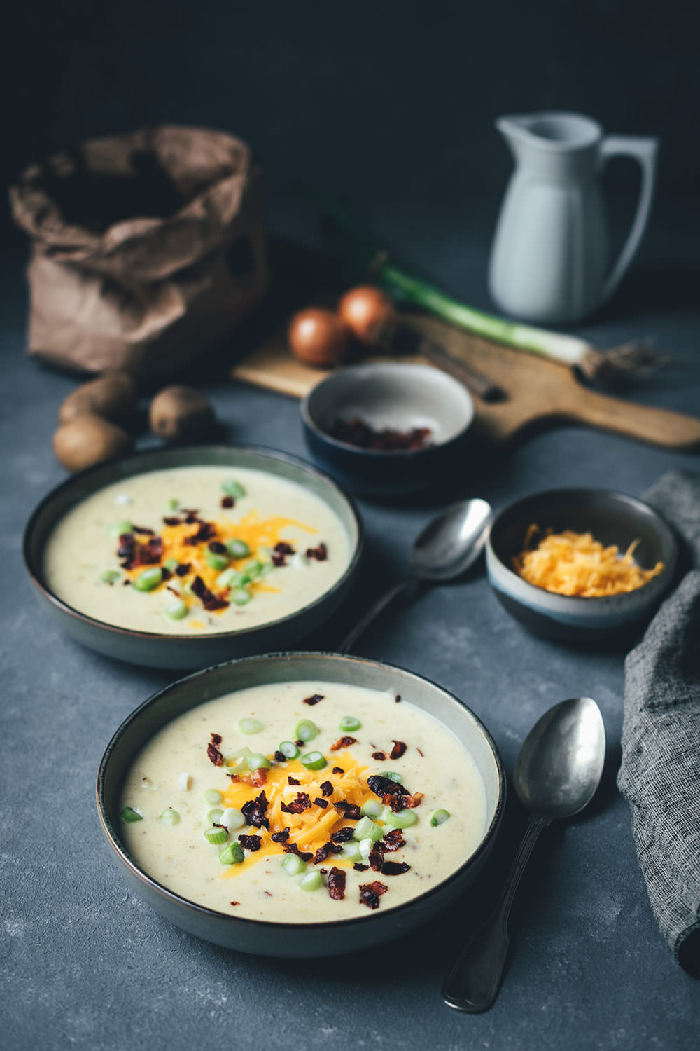 Rezept für deftige Kartoffelsuppe mit Bacon und Cheddar | Loaded Baked Potato Soup | moeyskitchen.com #kartoffelsuppe #suppe #herbstsuppe #rezepte #foodblogger #herbstrezepte #suppenrezepte #herbst #potatosoup #bacon #cheddar