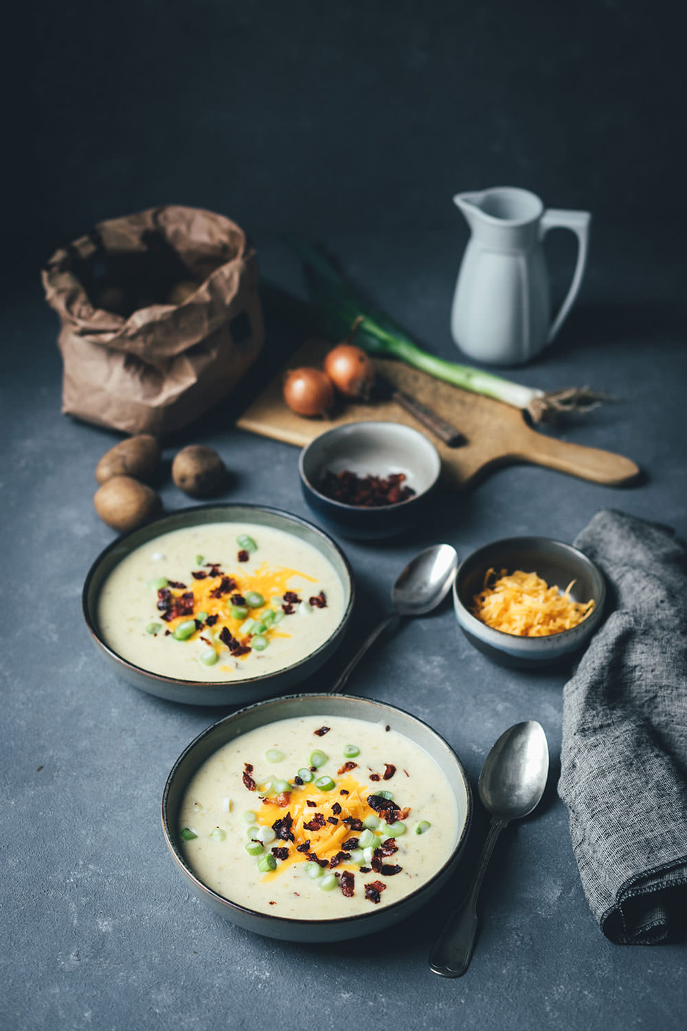 Rezept für deftige Kartoffelsuppe mit Bacon und Cheddar | Loaded Baked Potato Soup | moeyskitchen.com #kartoffelsuppe #suppe #herbstsuppe #rezepte #foodblogger #herbstrezepte #suppenrezepte #herbst #potatosoup #bacon #cheddar