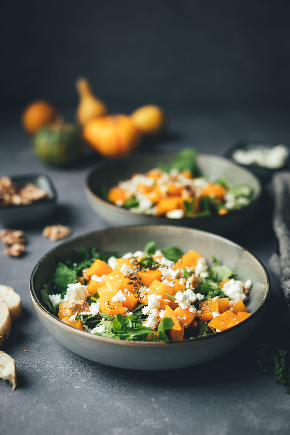Rezept für lauwarmen Kürbis-Salat mit Rucola, Feta und Walnüssen | vegetarische Herbstküche | moeyskitchen.com #kürbis #pumpkin #salat #herbstsalat #vegetarisch #veggie #rezepte #foodblogger #kürbissalat #salatrezepte