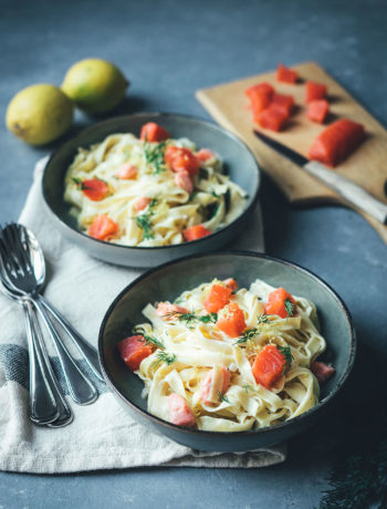 Rezept für frische selbst gemachte Pasta mit geräuchertem Wildlachs Filetstück und cremiger Sauce | Blick hinter die Kulissen in der Produktion von Alaska-Wildlachs-Produkten | Werbung | moeyskitchen.com #wildlachs #alaskawildlachs #pasta #homemade #rezepte #foodblogger #produktion #travelblogger #blickhinterdiekulissen #fischfabrik #friedrichs #friedrichsfeinfisch