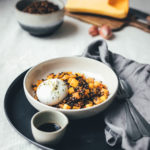 Rezept für Balsamico-Linsen mit Aceto Balsamico di Modena g.g.A., gebratenem Kürbis und Burrata | lauwarmer Salat für den Herbst und Winter | moeyskitchen.com #balsamico #balsamicolinsen #acetobalsamicodimodena #kürbissalat #linsensalat #burrata #rezepte #foodblogger #herbstrezepte #winterrezepte