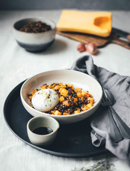 Rezept für Balsamico-Linsen mit Aceto Balsamico di Modena g.g.A., gebratenem Kürbis und Burrata | lauwarmer Salat für den Herbst und Winter | moeyskitchen.com #balsamico #balsamicolinsen #acetobalsamicodimodena #kürbissalat #linsensalat #burrata #rezepte #foodblogger #herbstrezepte #winterrezepte