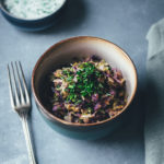 Rezept für bunten Krautsalat mit Buttermilch-Zitronen-Dressing | Cole Slaw aus Weißkohl, Rotkohl und Rosenkohl | moeyskitchen.com #rezepte #salat #krautsalat #coleslaw #kohl #foodblogger #vegetarisch