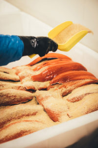 Rezept für frische selbst gemachte Pasta mit geräuchertem Wildlachs Filetstück und cremiger Sauce | Blick hinter die Kulissen in der Produktion von Alaska-Wildlachs-Produkten | Werbung | moeyskitchen.com #wildlachs #alaskawildlachs #pasta #homemade #rezepte #foodblogger #produktion #travelblogger #blickhinterdiekulissen #fischfabrik #friedrichs #friedrichsfeinfisch