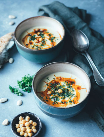 Rezept für cremige Kichererbsen-Suppe mit Mandeln und Paprika-Öl | Hummus-Suppe – vegan und glutenfrei | Rezept mit und ohne Thermomix | moeyskitchen.com #suppe #kichererbsensuppe #hummussuppe #kichererbsen #hummus #thermomix #thermomixrezepte #tm6 #tm5 #tm31 #rezepte #foodblogger #vegan