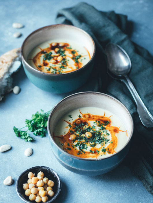 Rezept für cremige Kichererbsen-Suppe mit Mandeln und Paprika-Öl | Hummus-Suppe – vegan und glutenfrei | Rezept mit und ohne Thermomix | moeyskitchen.com #suppe #kichererbsensuppe #hummussuppe #kichererbsen #hummus #thermomix #thermomixrezepte #tm6 #tm5 #tm31 #rezepte #foodblogger #vegan