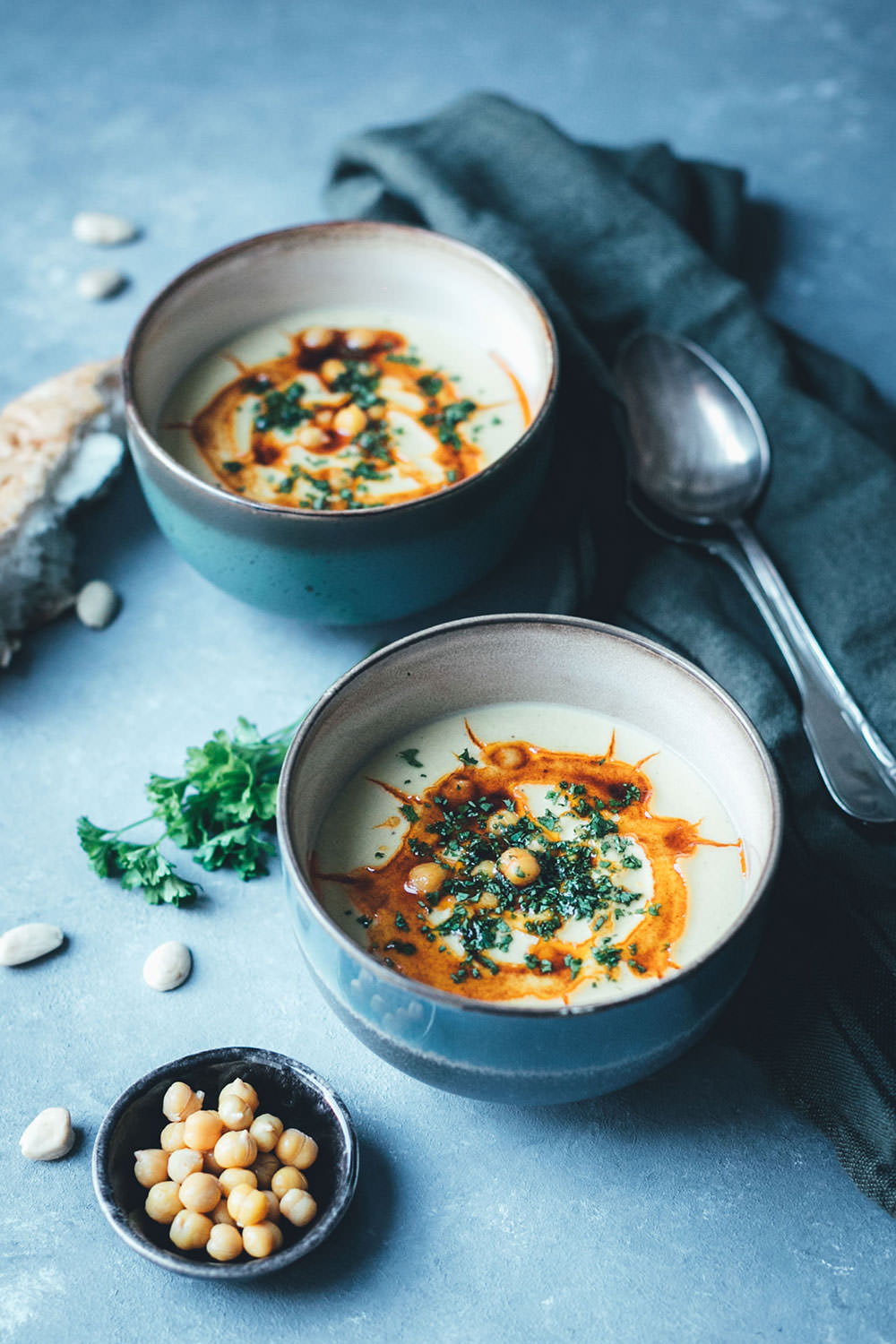 Rezept für cremige Kichererbsen-Suppe mit Mandeln und Paprika-Öl | Hummus-Suppe – vegan und glutenfrei | Rezept mit und ohne Thermomix | moeyskitchen.com #suppe #kichererbsensuppe #hummussuppe #kichererbsen #hummus #thermomix #thermomixrezepte #tm6 #tm5 #tm31 #rezepte #foodblogger #vegan