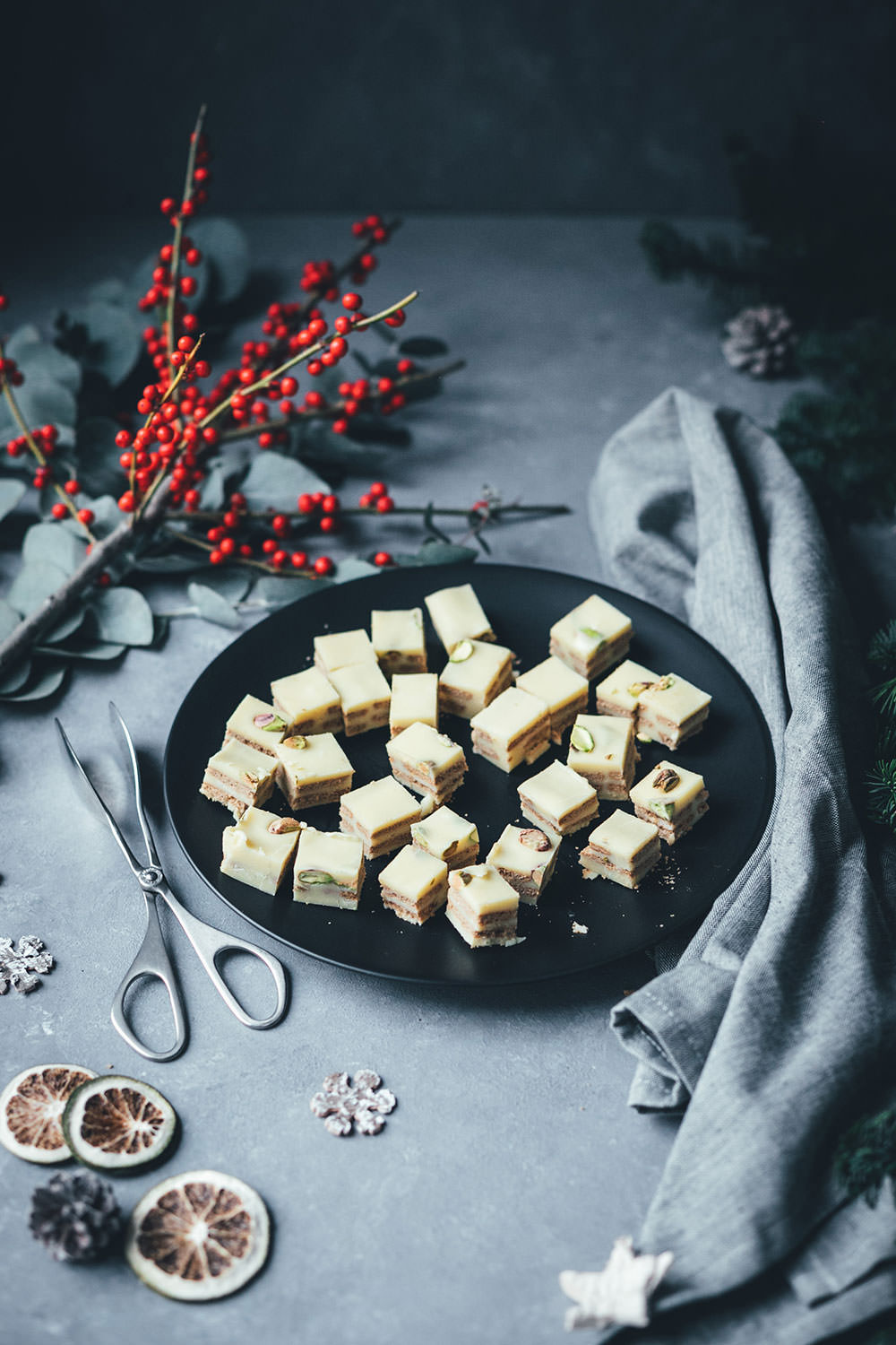 Weihnachtlicher Kalter Hund mit weißer Schokolade, Spekulatius und Pistazien | Geschenke aus der Küche für die Weihnachtszeit und den Plätzchenteller | moeyskitchen.com #kalterhund #kekskuchen #kalteschnauze #spekulatius #weisseschokolade #weihnachtsplätzchen #rezepte #foodblogger #weihnachten