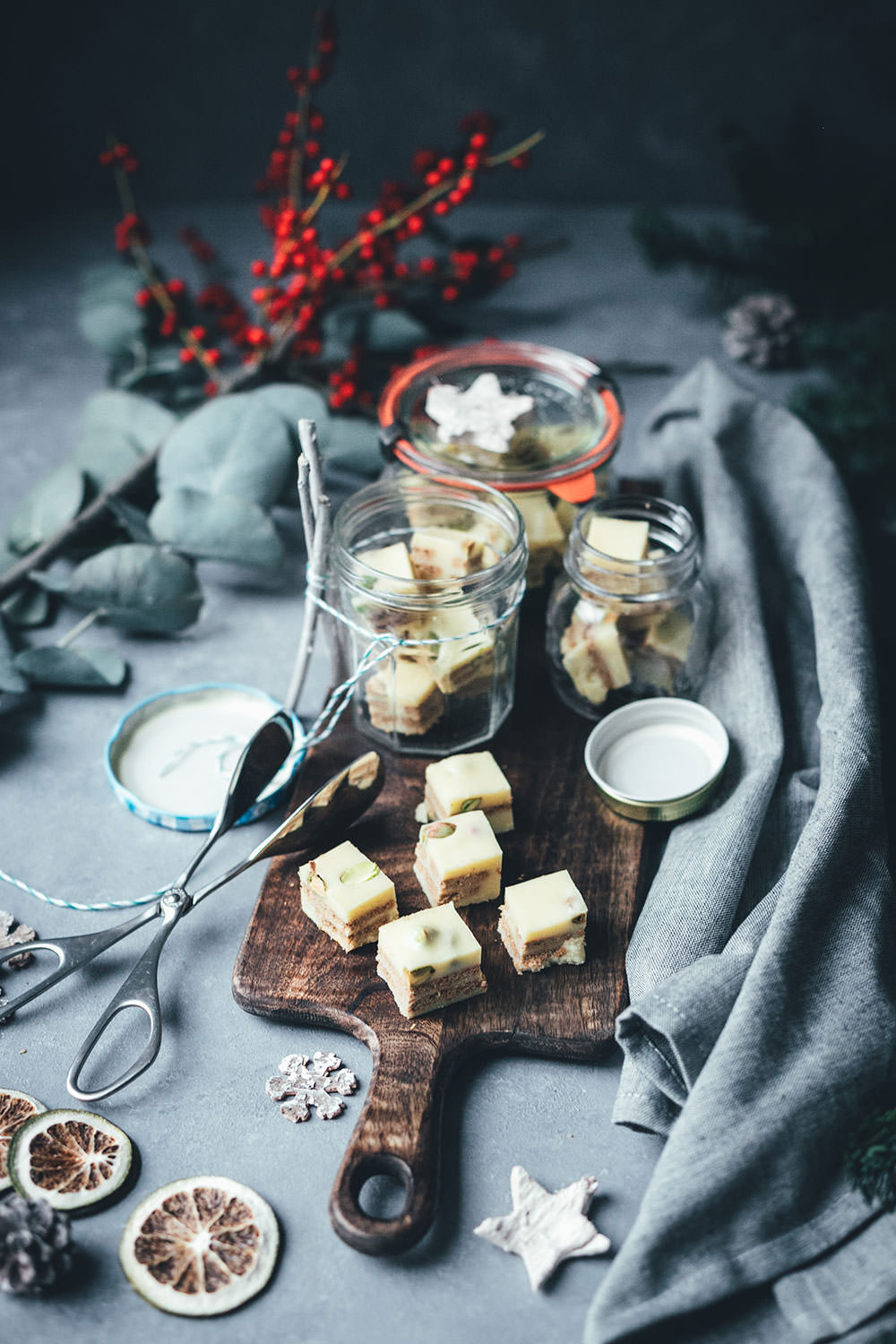Weihnachtlicher Kalter Hund mit weißer Schokolade, Spekulatius und Pistazien | Geschenke aus der Küche für die Weihnachtszeit und den Plätzchenteller | moeyskitchen.com #kalterhund #kekskuchen #kalteschnauze #spekulatius #weisseschokolade #weihnachtsplätzchen #rezepte #foodblogger #weihnachten #weihnachtskekse #geschenkausderküche #rezept