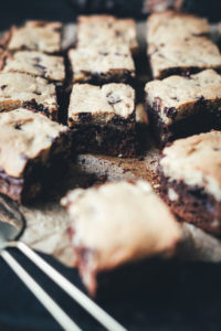 Rezept für Brookies - die perfekte Mischung aus Brownies und Cookies | saftiger Brownie mit Walnüssen trifft aus knusprigen Cookie mit Schokostückchen | moeyskitchen.com #brookies #brownies #cookies #backen #rezepte #foodblogger #brownie #cookie #kekse #keks