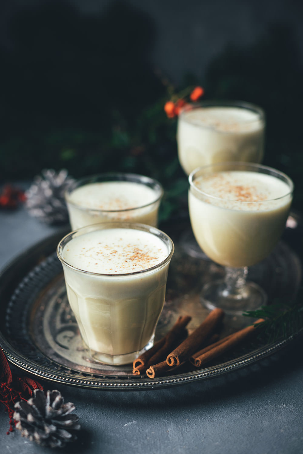 Rezept für warmen Eggnog | amerikanischer Eierpunsch, der hervorragend zu Weihnachten passt | Weihnachtspunsch ist mit oder ohne Alkohol möglich | zur Zubereitung im Topf oder Thermomix | moeyskitchen.com #rezepte #eggnog #eierpunsch #drink #heißgetränke #weihnachten #weihnachtszeit #foodbloger #foodblog #weihnachtsrezept #weihnachtspunsch #rezept #foodbloggeradventskalender