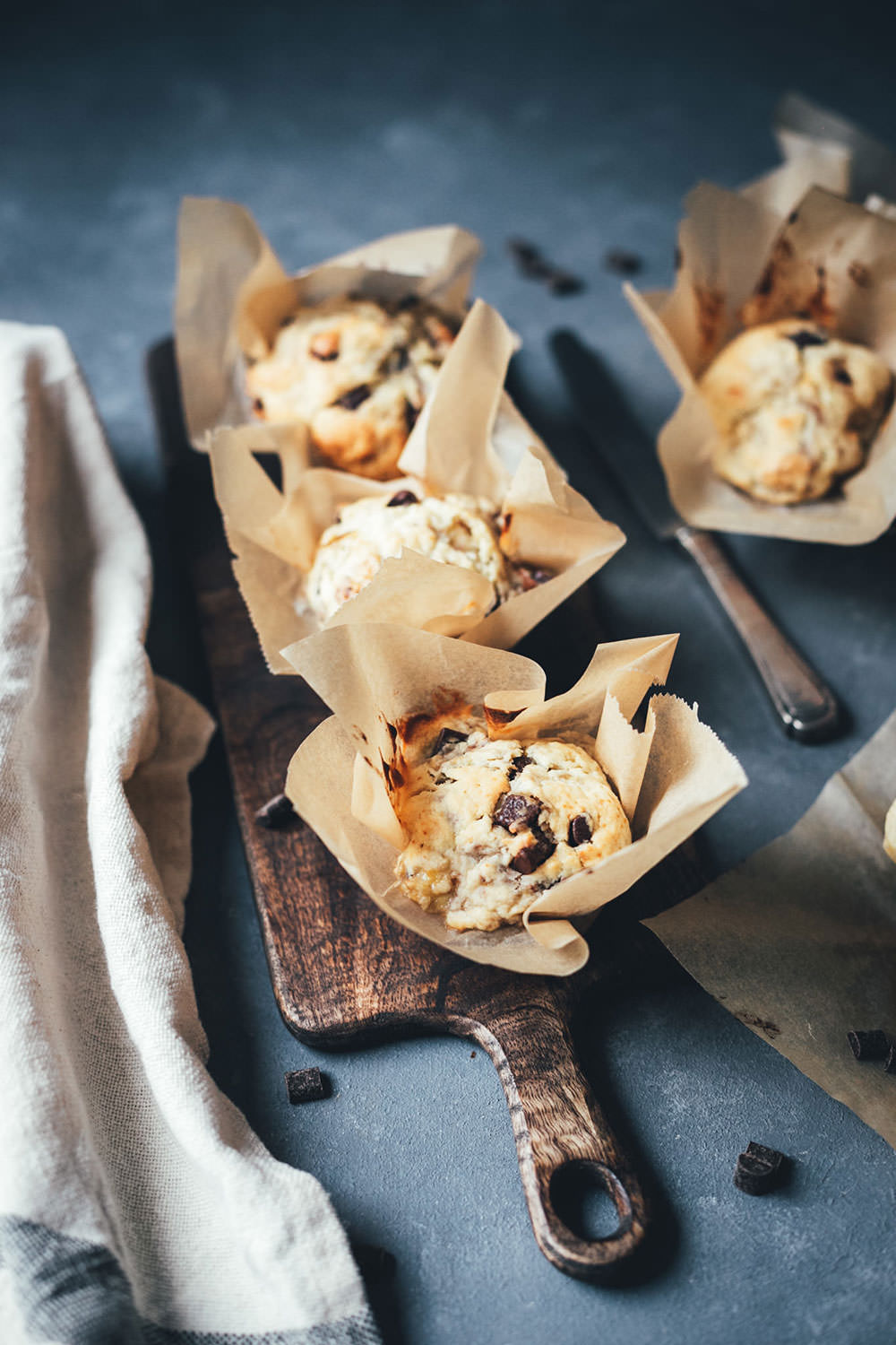 Rezept für saftige Bananen-Muffins mit Walnusskernen und Schokoladen-Stückchen | moeyskitchen.com #rezepte #foodblogger #backen #muffins #bananenmuffins #schokomuffins #muffinsbacken
