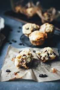 Rezept für saftige Bananen-Muffins mit Walnusskernen und Schokoladen-Stückchen | moeyskitchen.com #rezepte #foodblogger #backen #muffins #bananenmuffins #schokomuffins #muffinsbacken