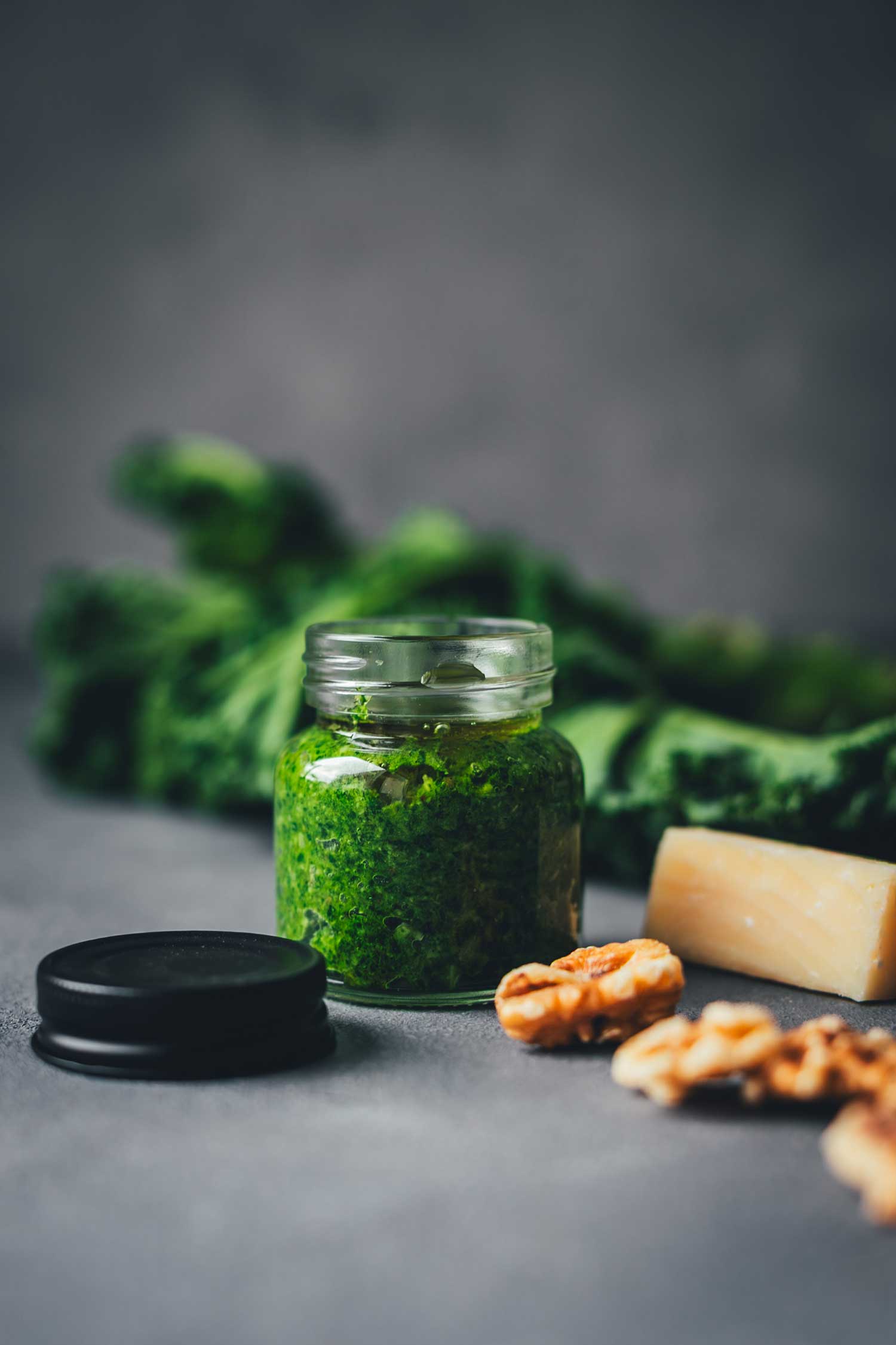Grünkohl-Pesto im Glas mit Walnüssen und Parmesan